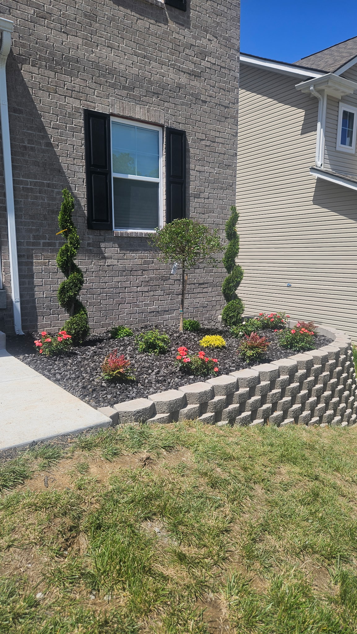 Decorative retaining wall